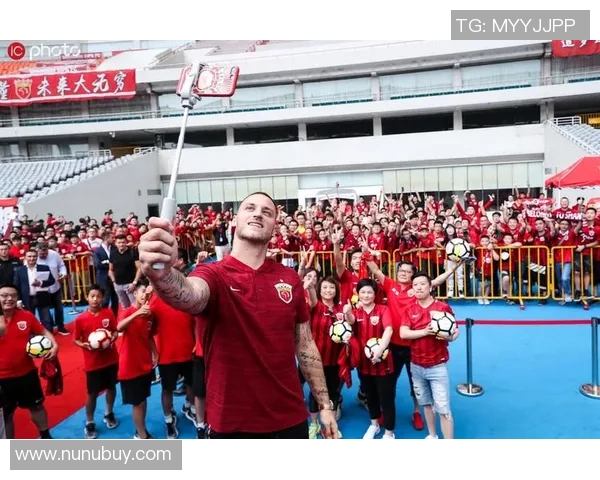 足球明星现场颠球精彩瞬间集锦展现球技与魅力的完美结合